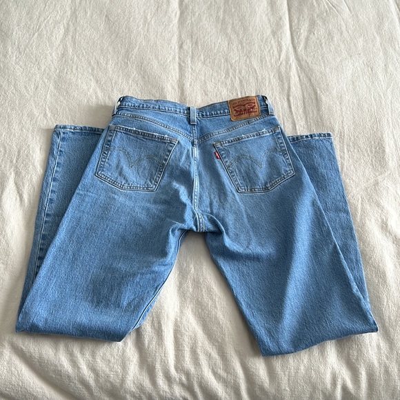 Medium wash Levi 501 jeans - Picture 2 of 3